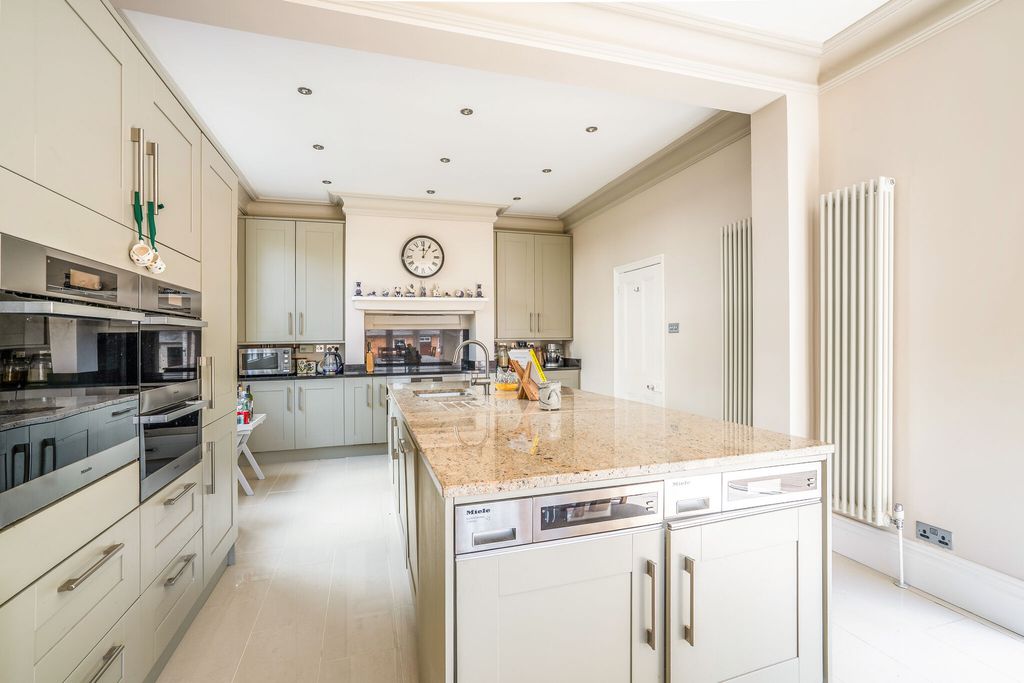 Additional image 10 of 6 bed detached house for saleChurch Avenue, Farnborough GU14
