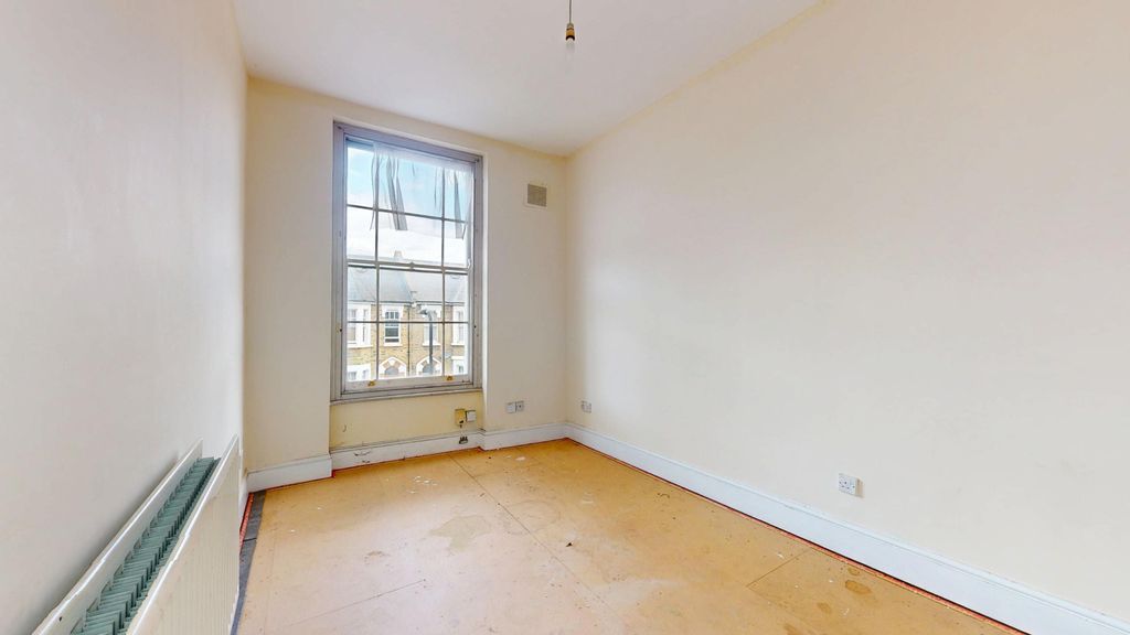 Property photo 3 of 9 Flat B, 76 Lenthall Road, Hackney, London, E8 3Jn