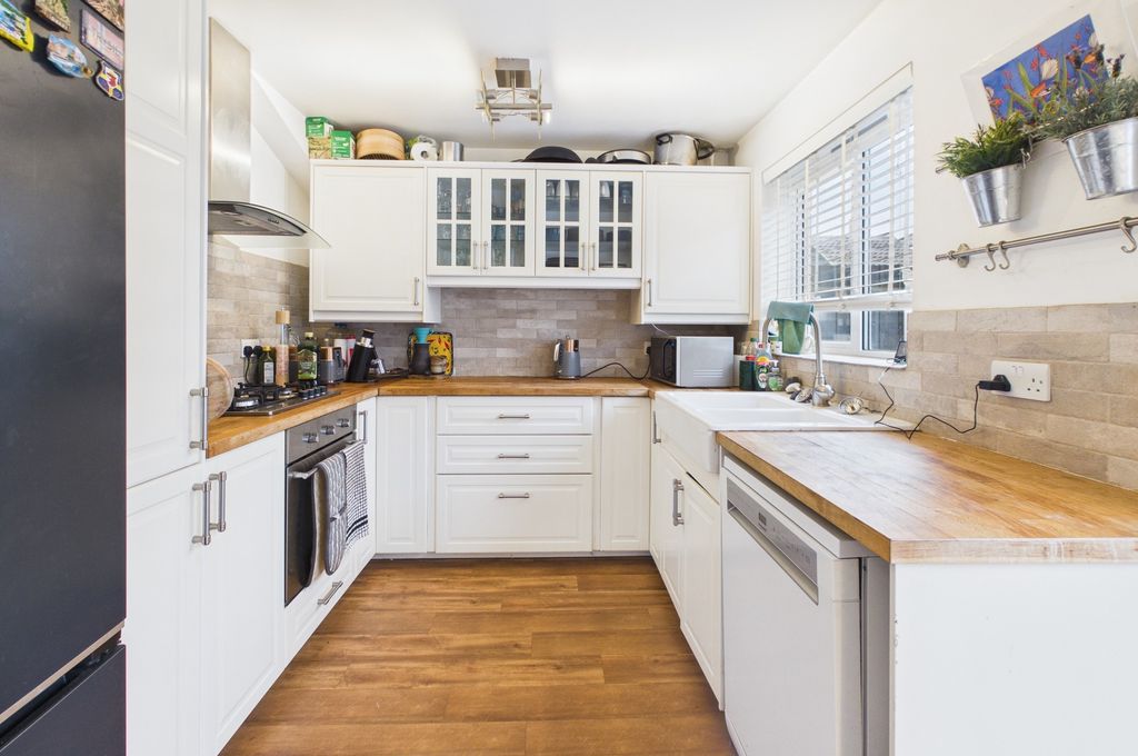 Property photo 3 of 17 Cam02519G0-Pr0387-Still008