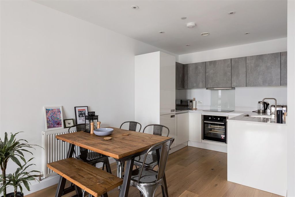 Property photo 3 of 21 Hoe Street, E17