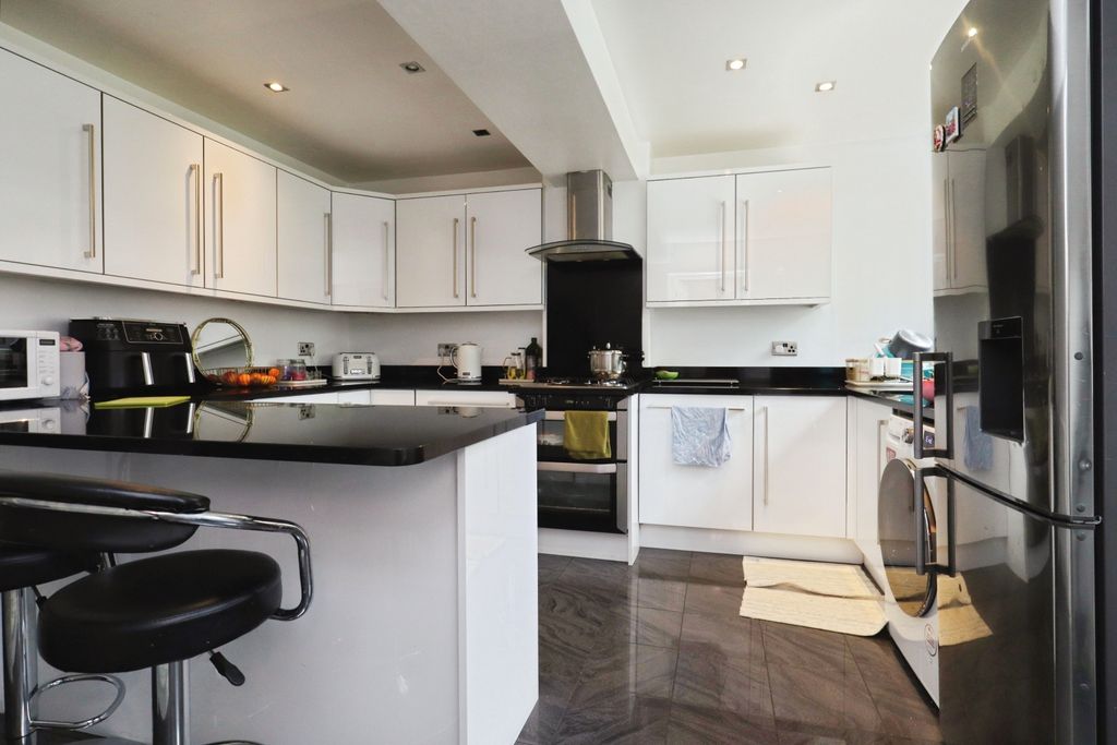 Property photo 2 of 18 Kitchen
