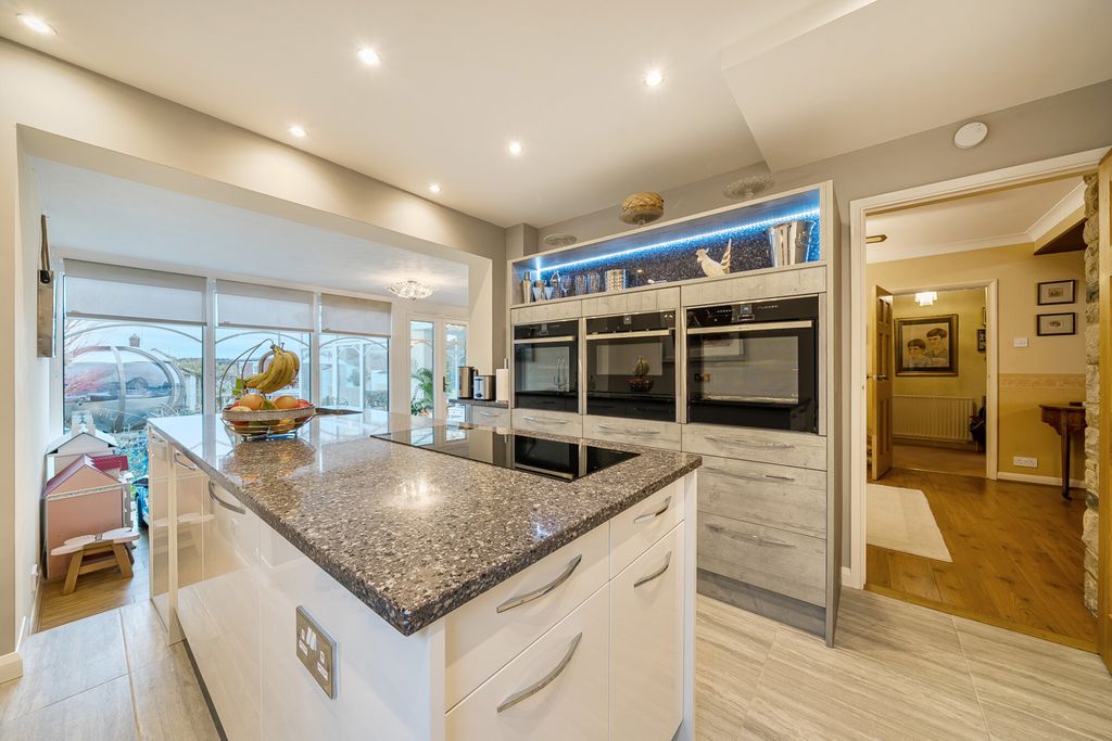 Property photo 3 of 27 Kitchen