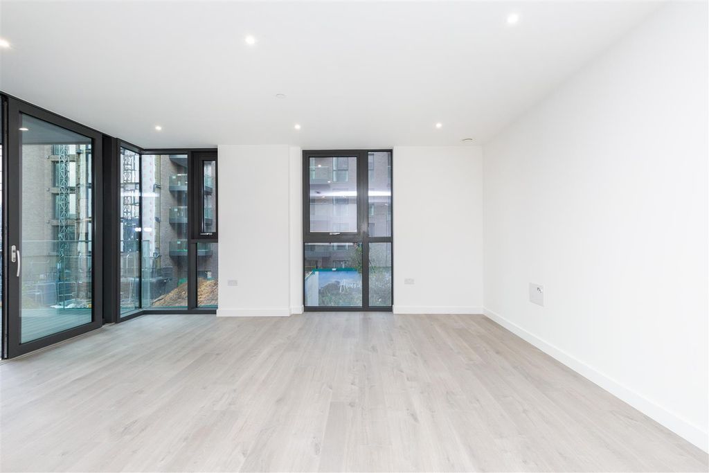 Property photo 2 of 16 185 Willowbrook House-2.Jpg