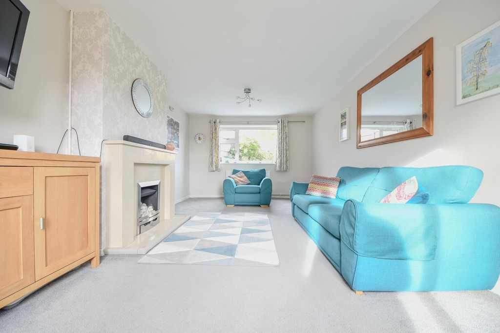 Property photo 3 of 12 Lounge