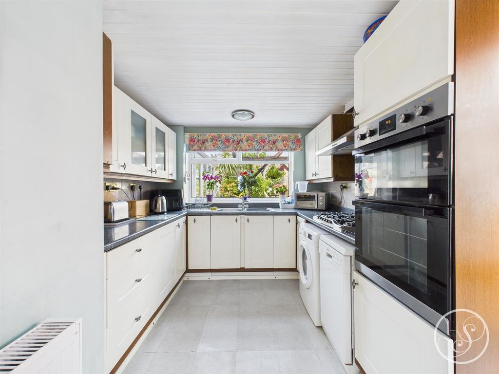 Property photo 3 of 26 Kitchen