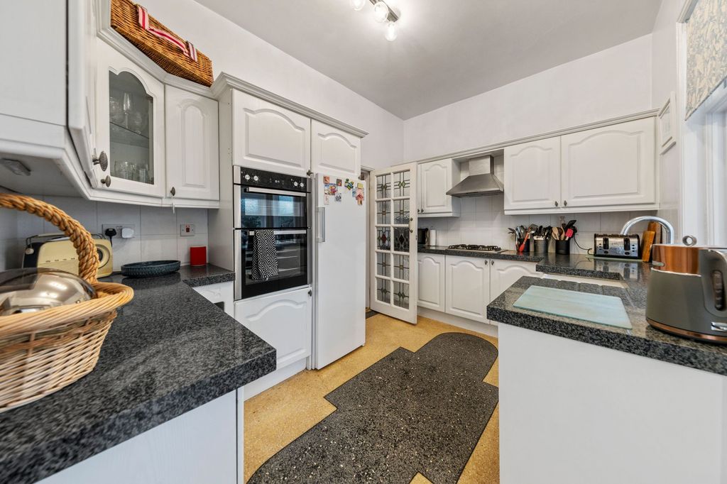 Property photo 3 of 28