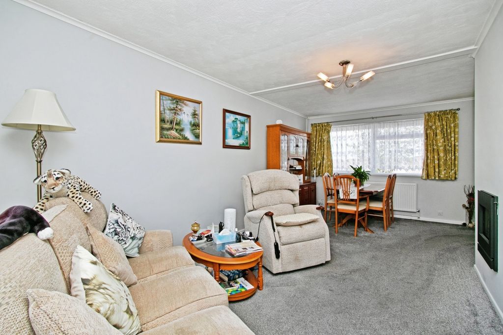 Property photo 3 of 17 Lounge