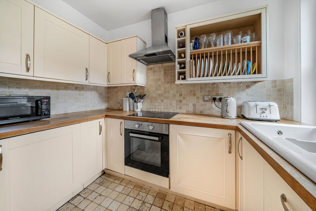 Property photo 3 of 28