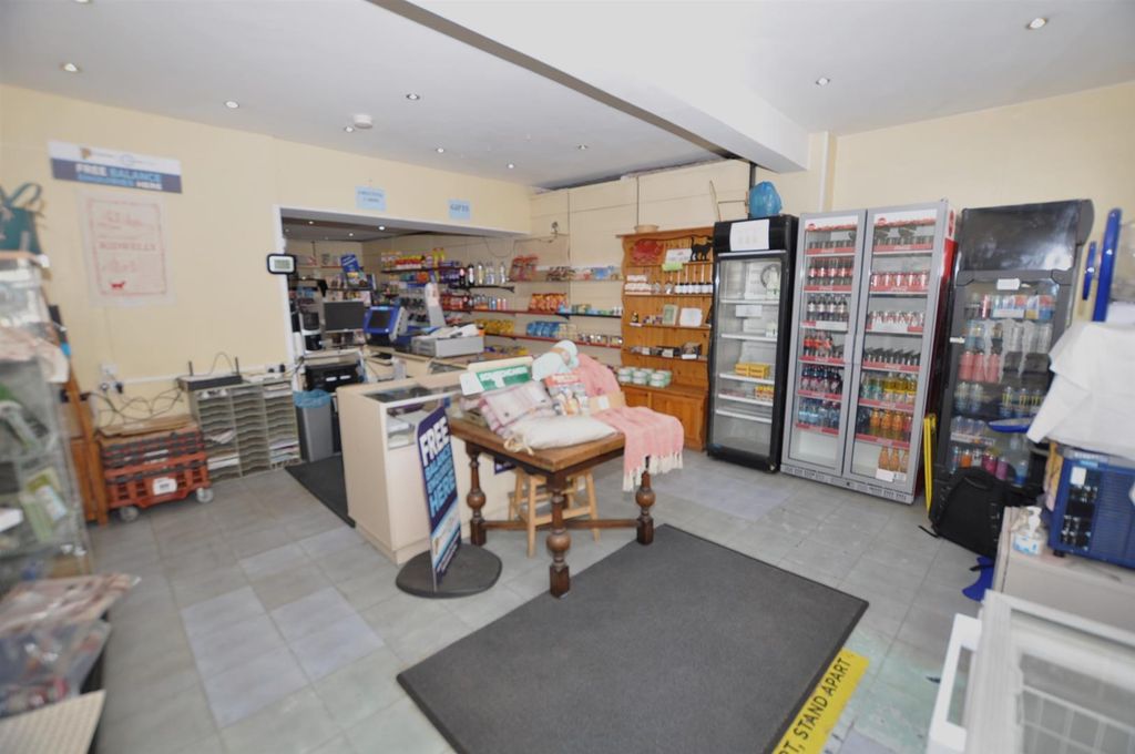 Property photo 3 of 11 Entrance/Shop Area