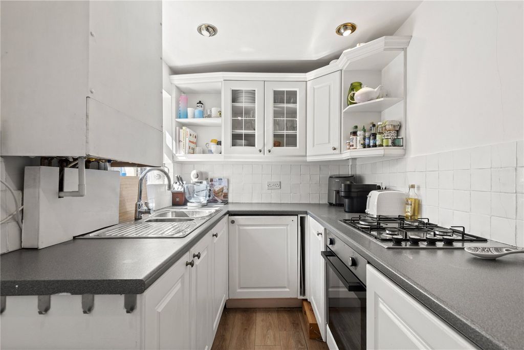Property photo 3 of 11 Kitchen