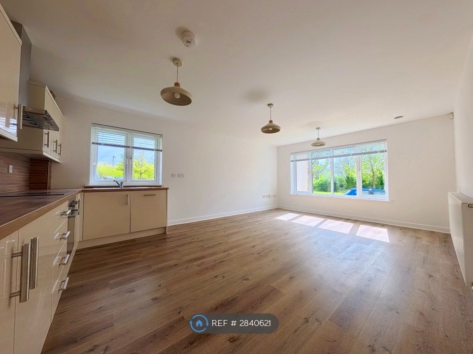 Property photo 1 of 20 Living Room/Kitchen