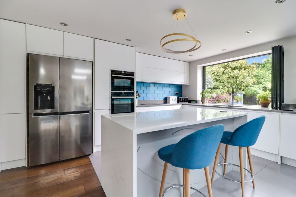 Property photo 3 of 33