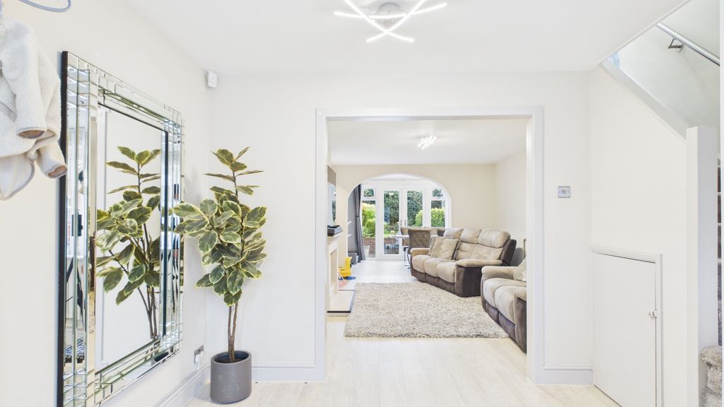 Property photo 3 of 30 Hall