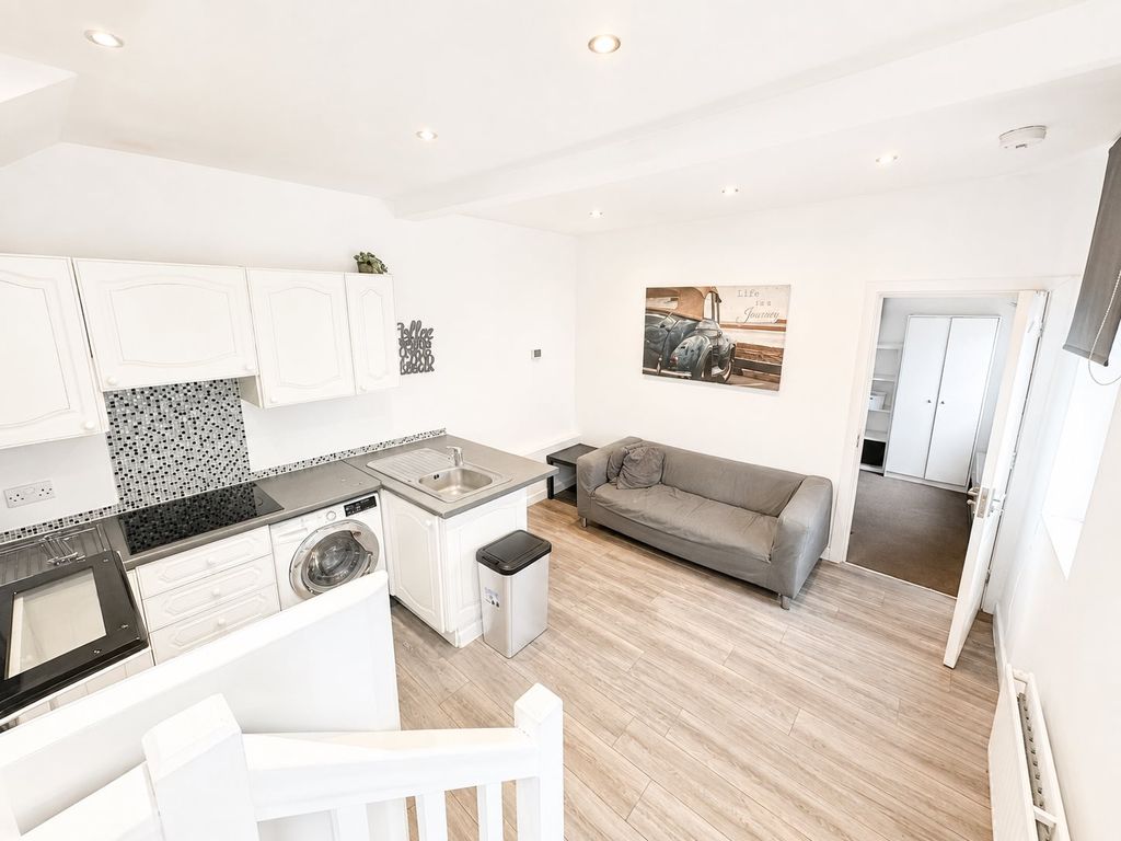 Property photo 1 of 8 Lounge Kitchen
