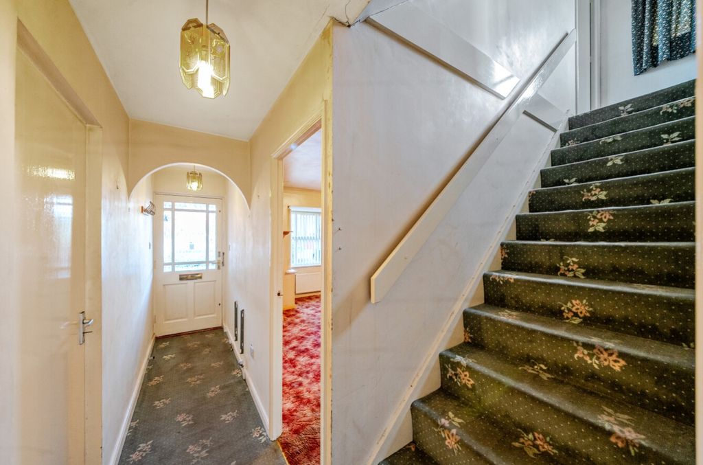 Property photo 2 of 19 Entrrance Hall