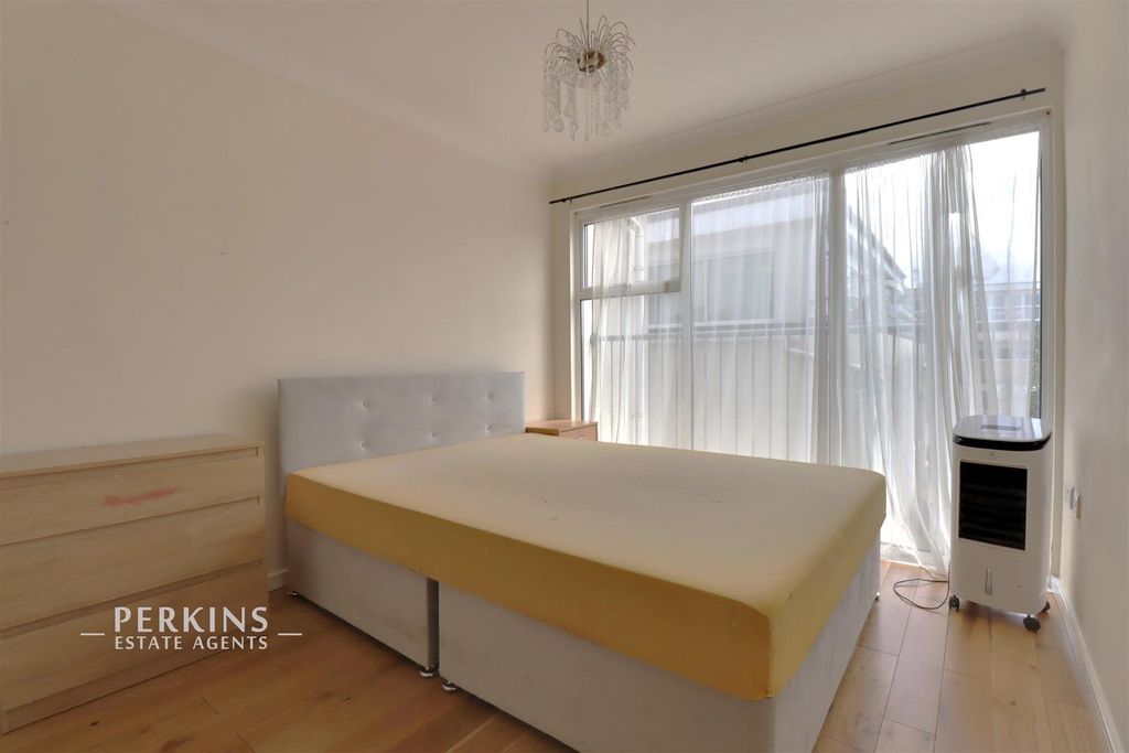 Property photo 3 of 6 Bed1.Jpg