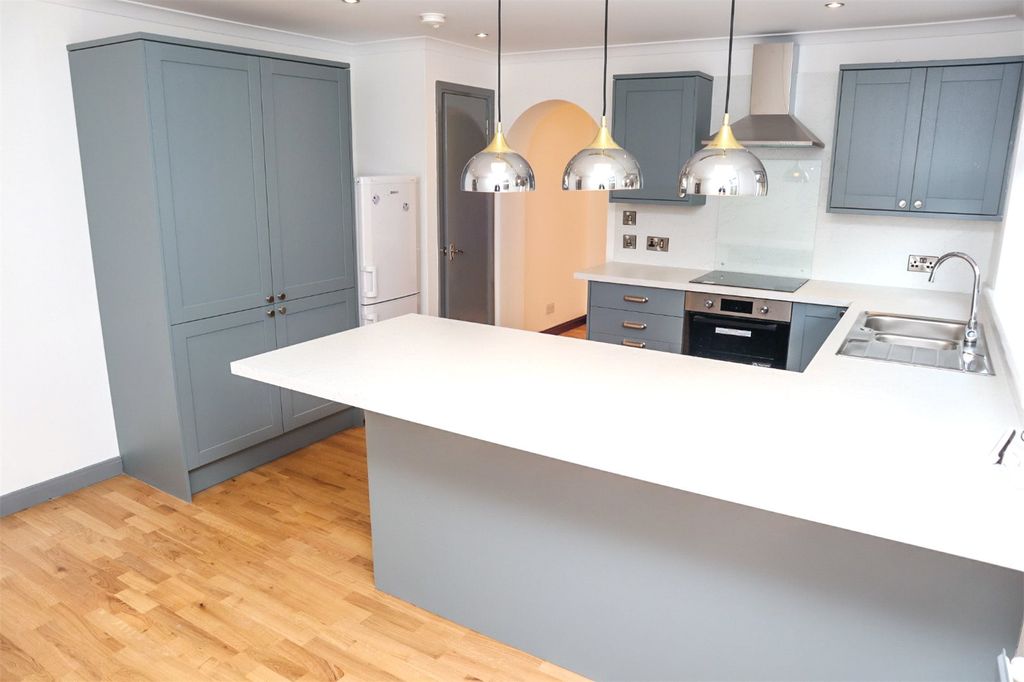 Property photo 3 of 19 Kitchen