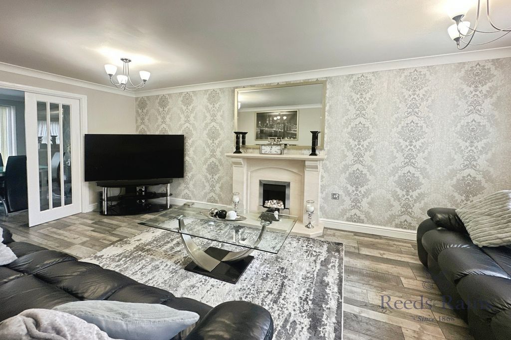 Property photo 2 of 26 Lounge