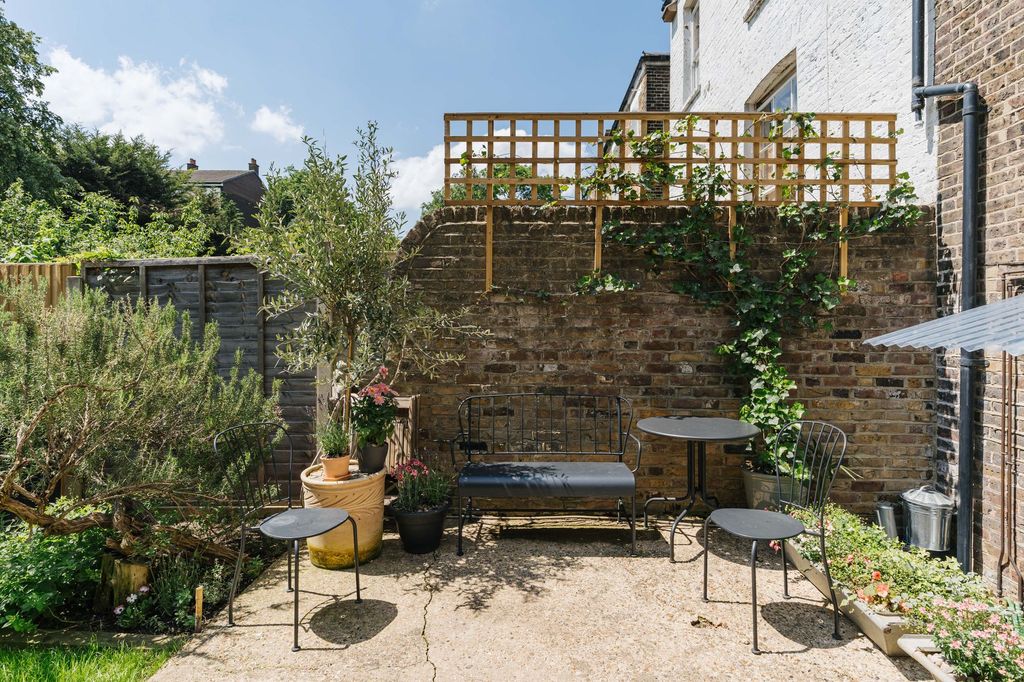 Property photo 3 of 14 Shrubland Road E8