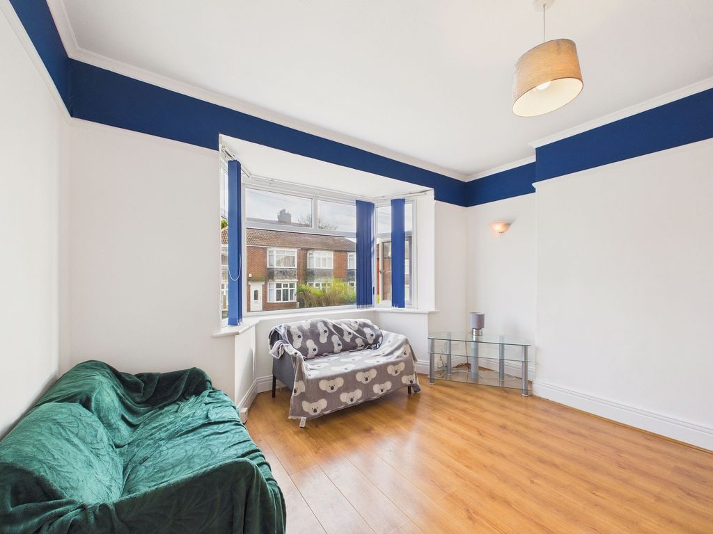 Property photo 2 of 8 Lounge 1