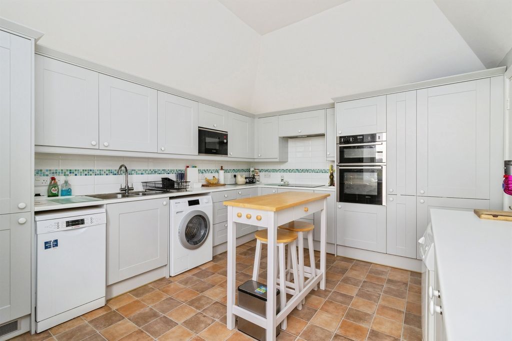 Property photo 2 of 34