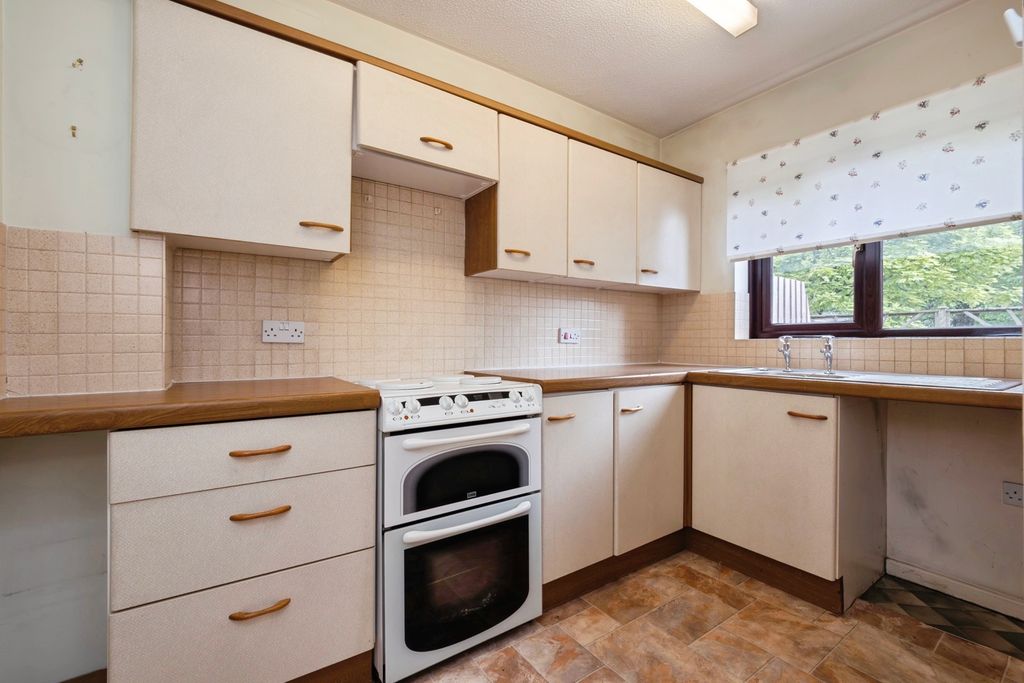 Property photo 3 of 10 Kitchen