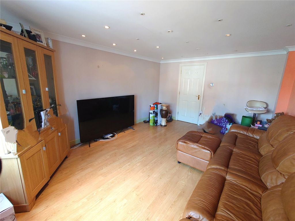 Property photo 3 of 14 Lounge