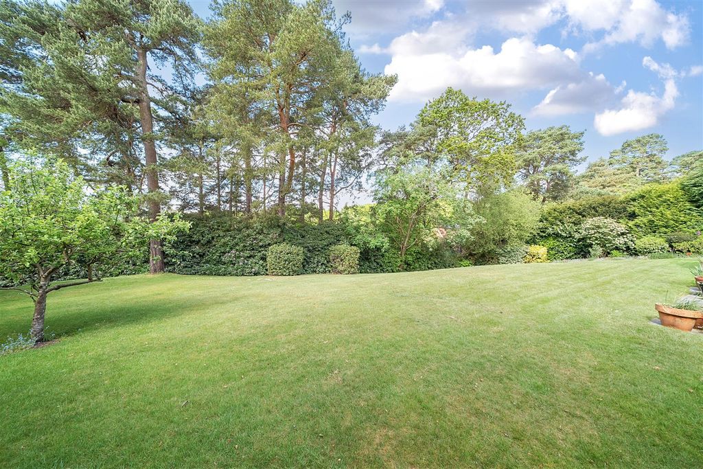 Property photo 2 of 22 Garden