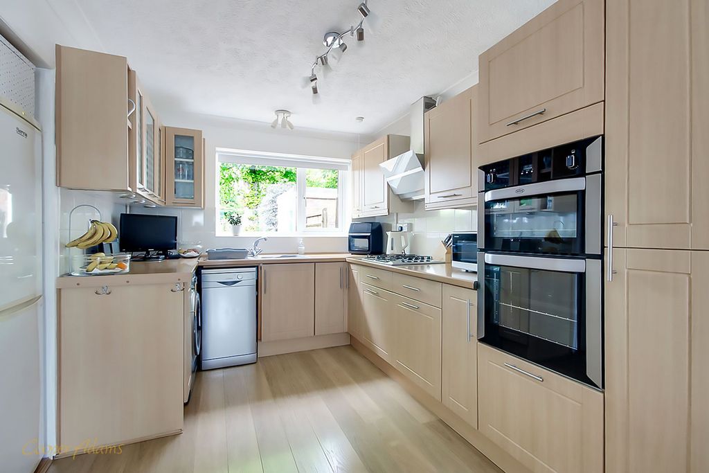 Property photo 3 of 11 Kitchen