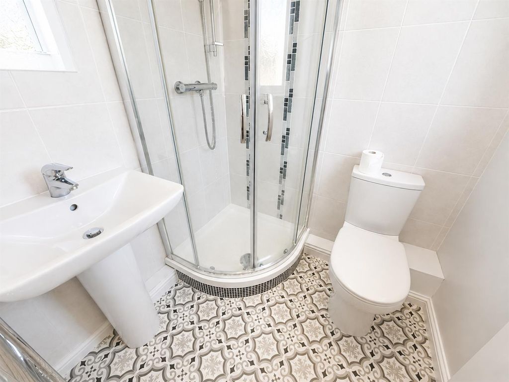 Property photo 3 of 11 Ensuite
