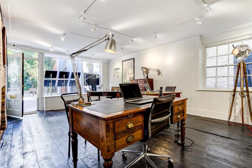 Property photo 3 of 30 Office Space