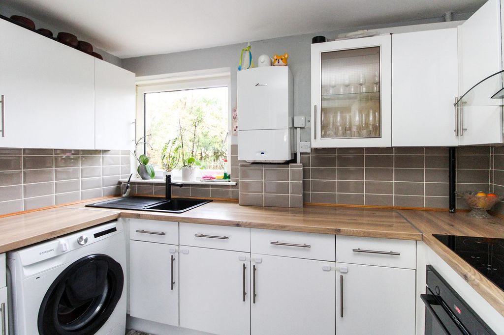 Property photo 3 of 9 Kitchen