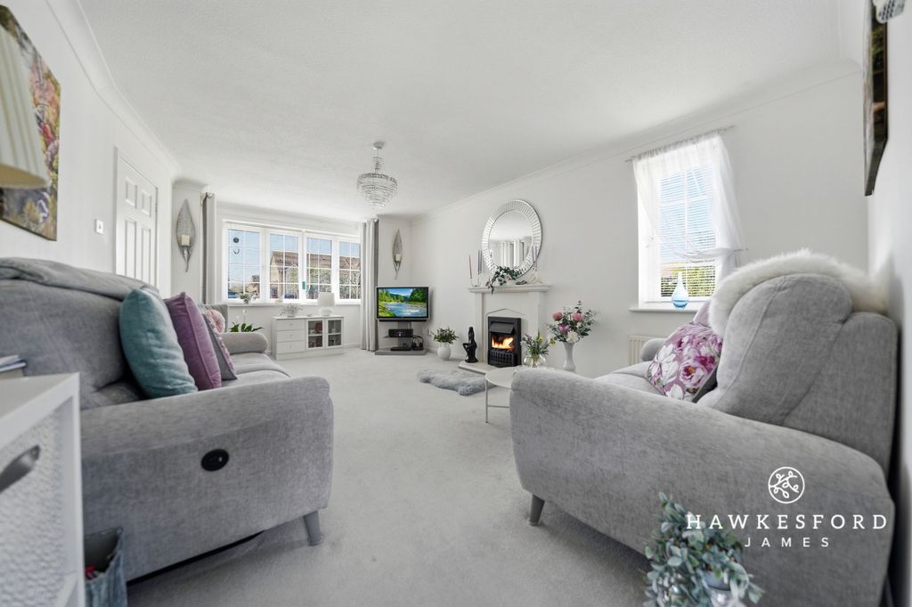 Property photo 2 of 16 Yeates Drive, Kemsley - Lounge