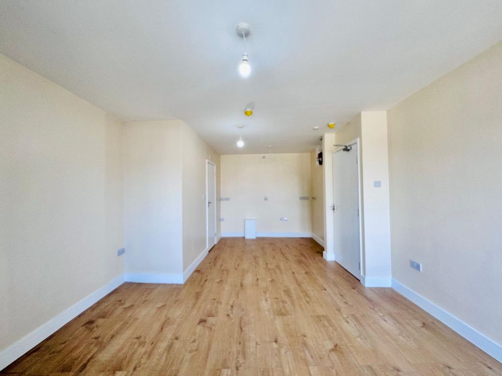 Property photo 3 of 19 High Road (12)