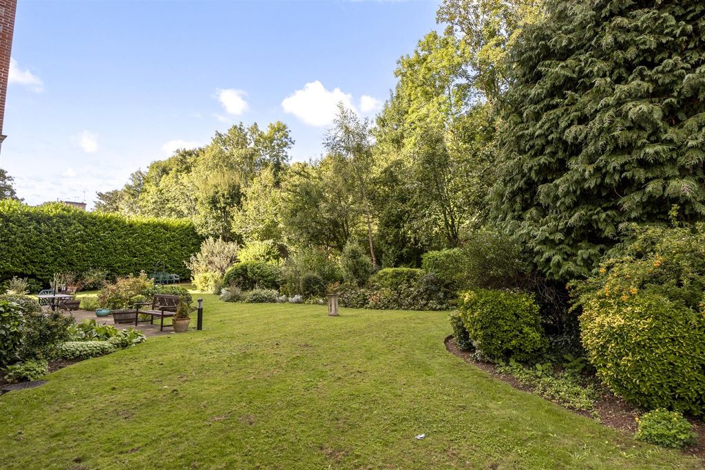 Property photo 2 of 15 Communal Gardens