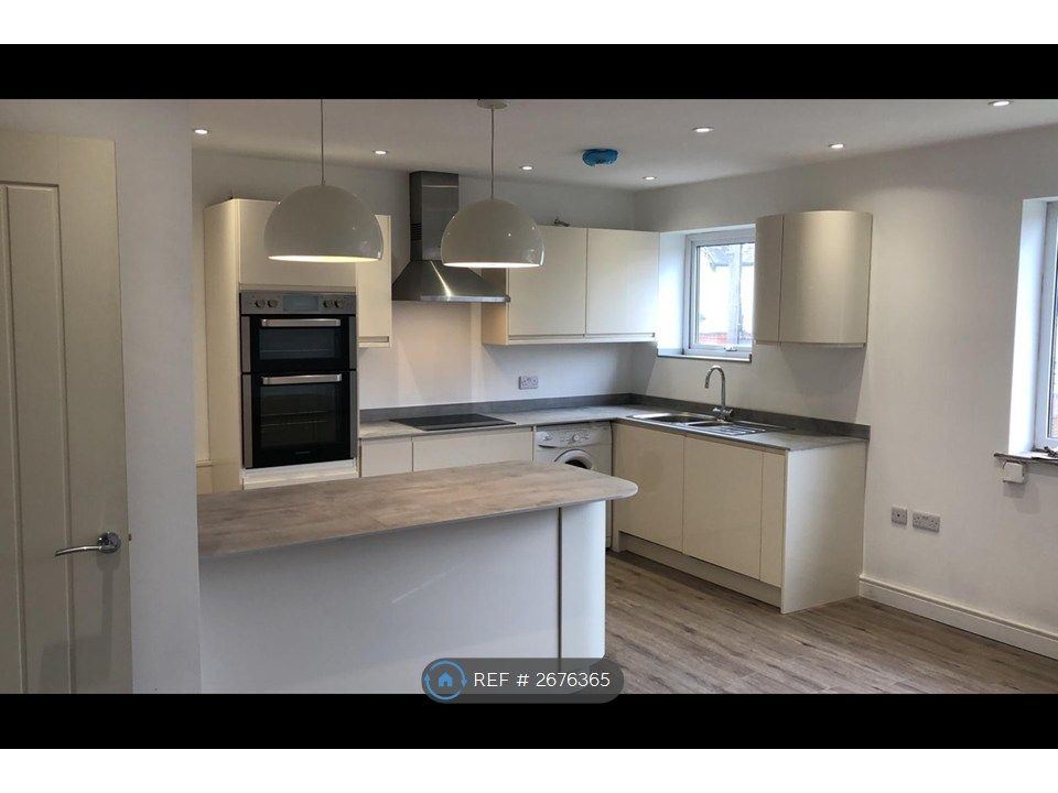 Property photo 1 of 11 Kitchen/Lounge Pic 2