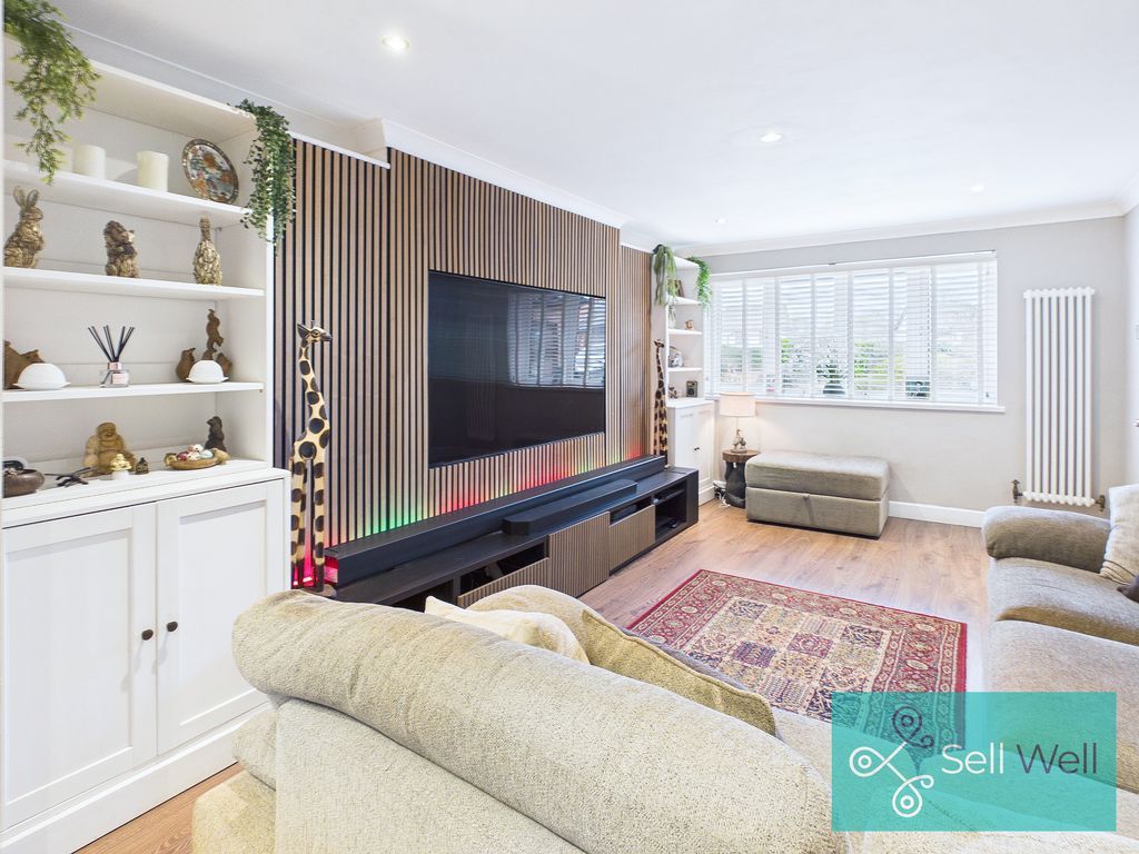 Property photo 3 of 32 Lounge