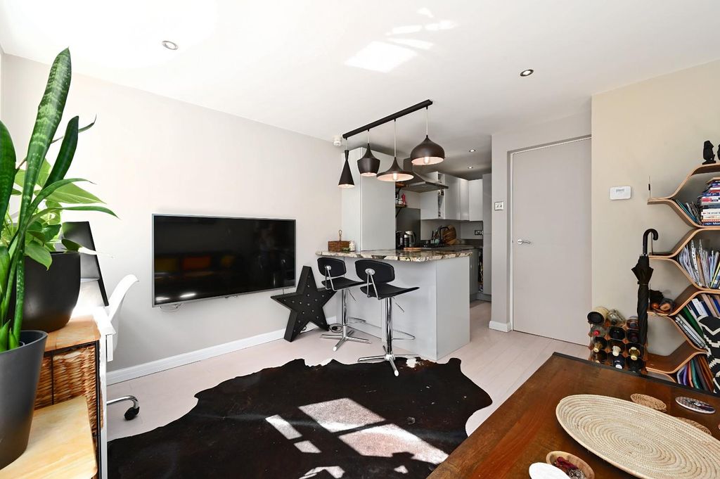 Property photo 3 of 15 Living Room/Kitchen
