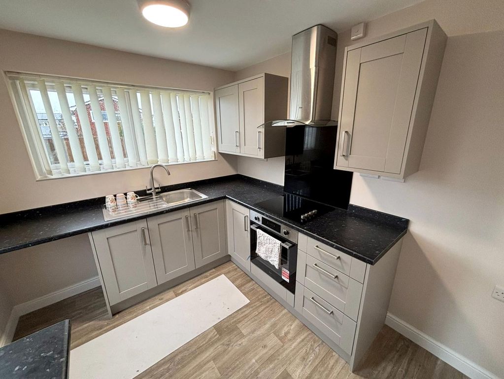 Property photo 3 of 11 Kitchen