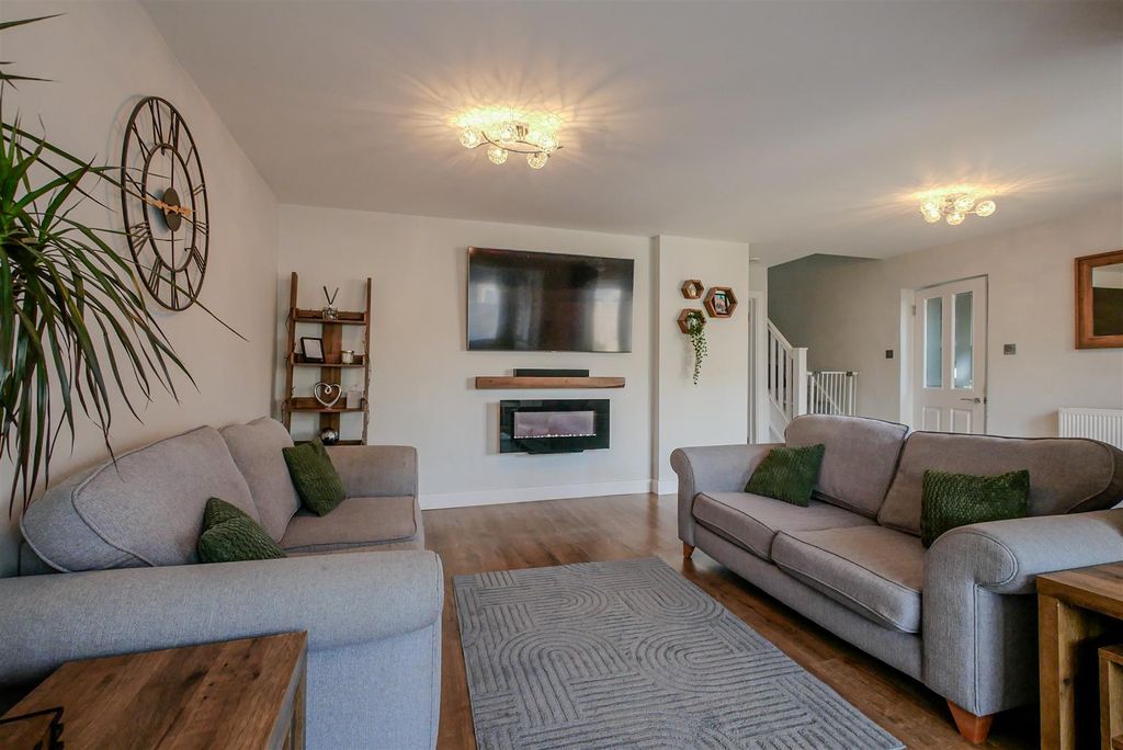 Property photo 3 of 15 Lounge