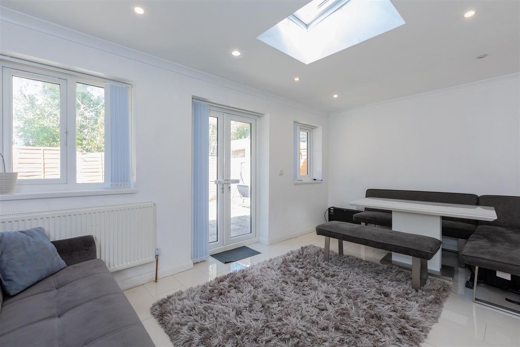 Property photo 3 of 15 18 Gladstone Way-6.Jpg