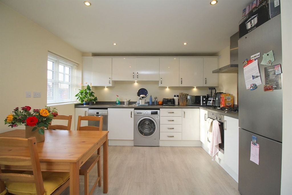 Property photo 3 of 19 Kitchen