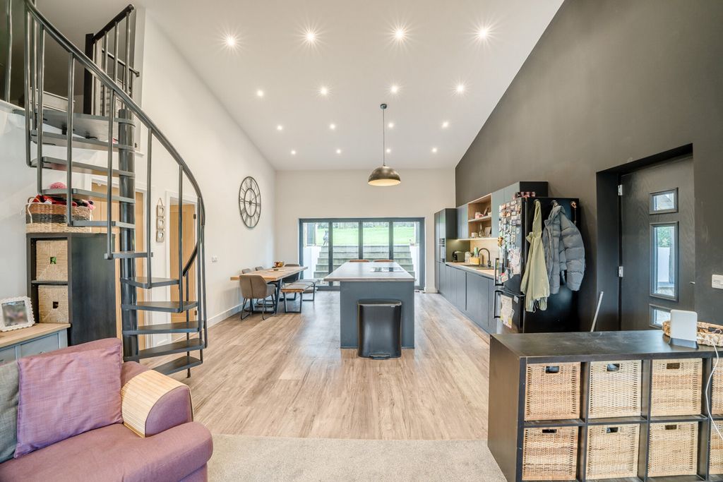 Property photo 3 of 25