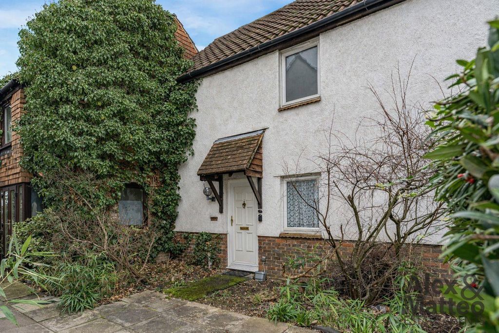 Property photo 1 of 18 Abbey Gardens
