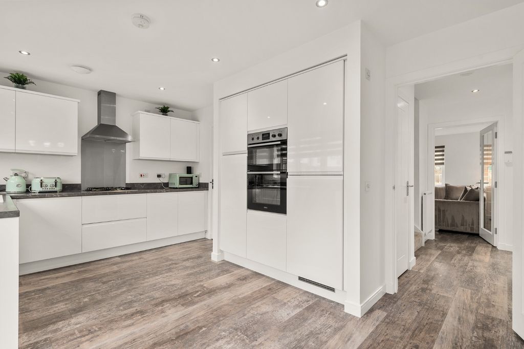 Property photo 3 of 28 4864664