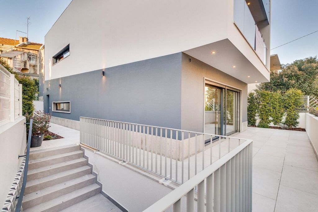 Property photo 1 of 69 New 5-Bedroom House In The Historic Center Of Almada With Terrace And Garage