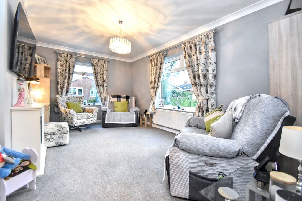 Property photo 3 of 16 Lounge