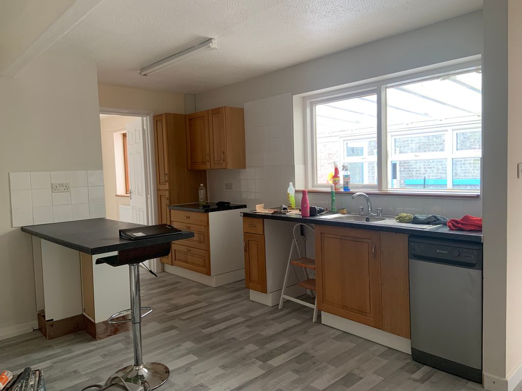 Property photo 2 of 8 Kitchen