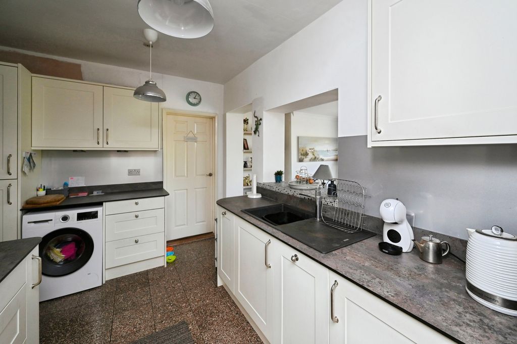Property photo 3 of 19 Kitchen