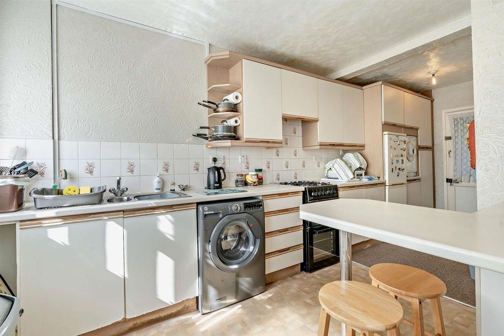 Property photo 3 of 13 8656420-Interior15-800.Jpg